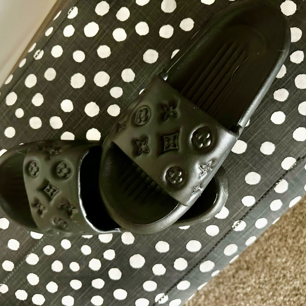 NWOTCushy comfy slip ons in black size 9